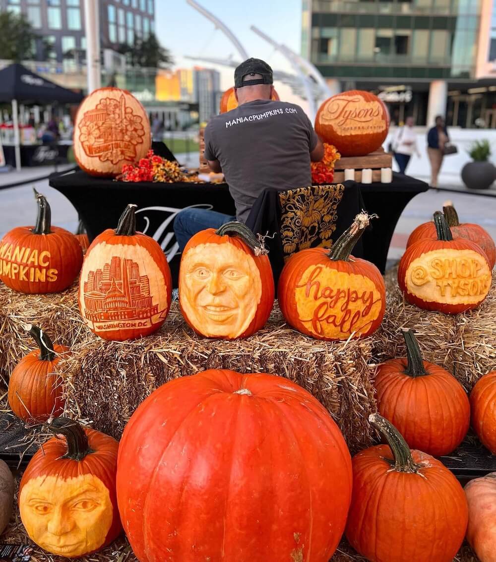 Maniac Pumpkin Carvers